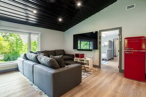 Smart TV, fireplace, table tennis - Scenic Mountain Retreat w/ Hot Tub, Sauna & Private Decks (Gatlinburg)