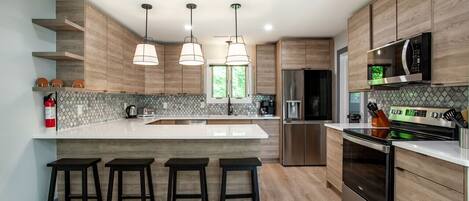 Køleskab, mikrobølgeovn, ovn, kogeplade