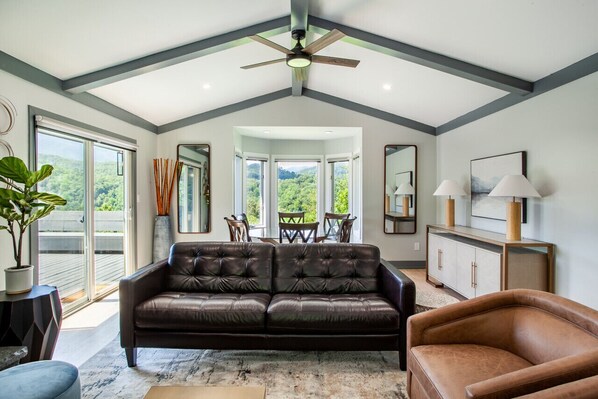 TV connectée, cheminée, table de tennis de table