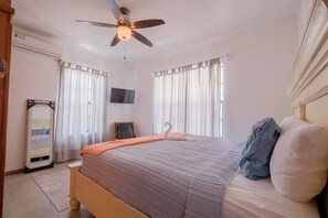 8 bedrooms, in-room safe, WiFi, bed sheets - Multi Room Beachfront Home (San Pedro)