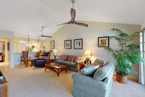 TV - Snowbird-friendly condo with pool access, lake views, W/D, and central AC (Naples)