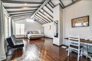 6 bedrooms, desk, iron/ironing board, travel crib