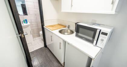 Ground Floor Studio Close to the City!