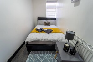 Estudio | Tabla de planchar con plancha, wifi gratis, ropa de cama