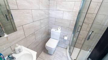 Estudio | Baño | Ducha, secador de pelo y toallas