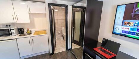 开间 | 私人厨房 | 冰箱、微波炉、炉灶、电热水壶