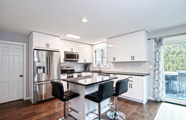 Réfrigérateur, micro-ondes, four, plaque de cuisson