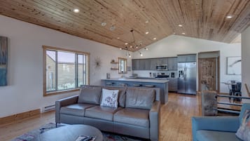 Chalet de lujo, 3 habitaciones, vista a la montaña | Área de sala de estar | Televisión de 42 pulgadas con canales por cable y chimenea
