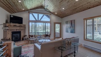 Chalet de lujo, 3 habitaciones, vista a la montaña | Sala de estar | Televisión de 42 pulgadas con canales por cable y chimenea