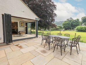 Outdoor dining - Beech Lea (Ulverston)