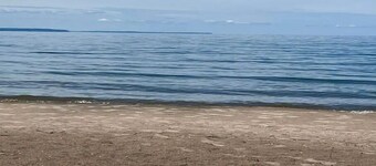 Cheerful 2 Bedroom Cottage by the Beach