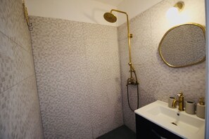 Ducha, secador de pelo, toallas y jabón