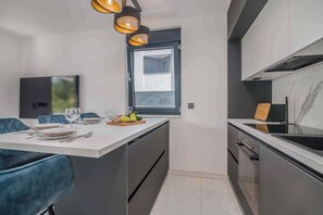 Fridge, oven, stovetop, dishwasher