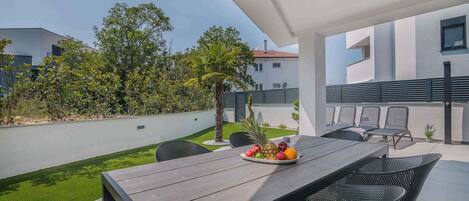 屋外ダイニングエリア