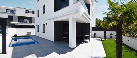 تناول الطعام بالخارج