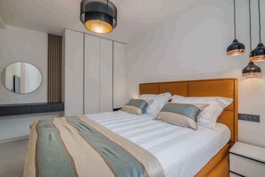 2 bedrooms, travel cot, Internet