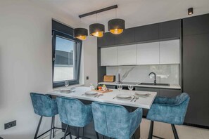 Fridge, oven, stovetop, dishwasher