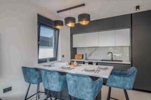 Fridge, oven, stovetop, dishwasher