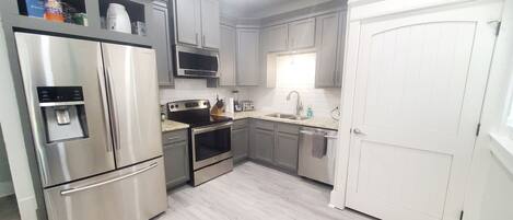 ثلاجة، ميكروويف، فرن، موقد طهي مسطح