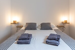 3 bedrooms, free WiFi, bed sheets - Charming 3-bedroom house, 2 WC, jacuzzi and barbuecue. Free parking and wi-fi. (Évora)