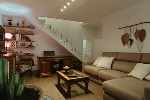 Smart TV - Charming 3-bedroom house, 2 WC, jacuzzi and barbuecue. Free parking and wi-fi. (Évora)