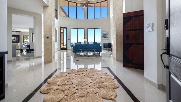 A spacious lobby with a high ceiling, a central seating area, and a view of the outdoors. - Luxury House in Mar Vista, Flamingo, Cabo Velas (Playa Flamingo)