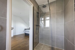 Shower, hair dryer, towels, soap - Large modern sunny house for entertaining, hot-tub, 4 bed nr Twickenham stadium (Isleworth)