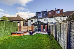 Terrace/patio - Large modern sunny house for entertaining, hot-tub, 4 bed nr Twickenham stadium (Isleworth)