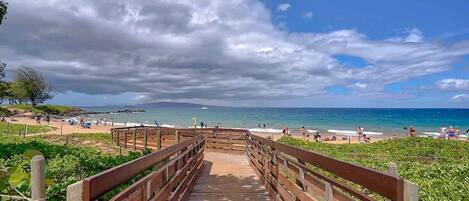 Beach nearby, sun-loungers, beach towels