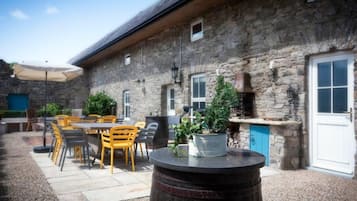 Casa, varias camas | Restaurante al aire libre