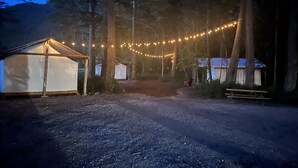 Ein Campingplatz mit Zelten und Lichterketten.