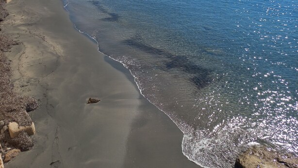 A beach with clear water, a rocky shoreline, and a distant view of the sea. - Villa Stella Marina (Punta Milocca)