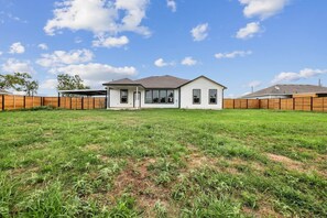 Exterior - Modern Escape In Cedar Creek (Cedar Creek)