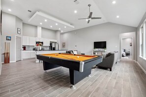 Smart TV - Modern Escape In Cedar Creek (Cedar Creek)