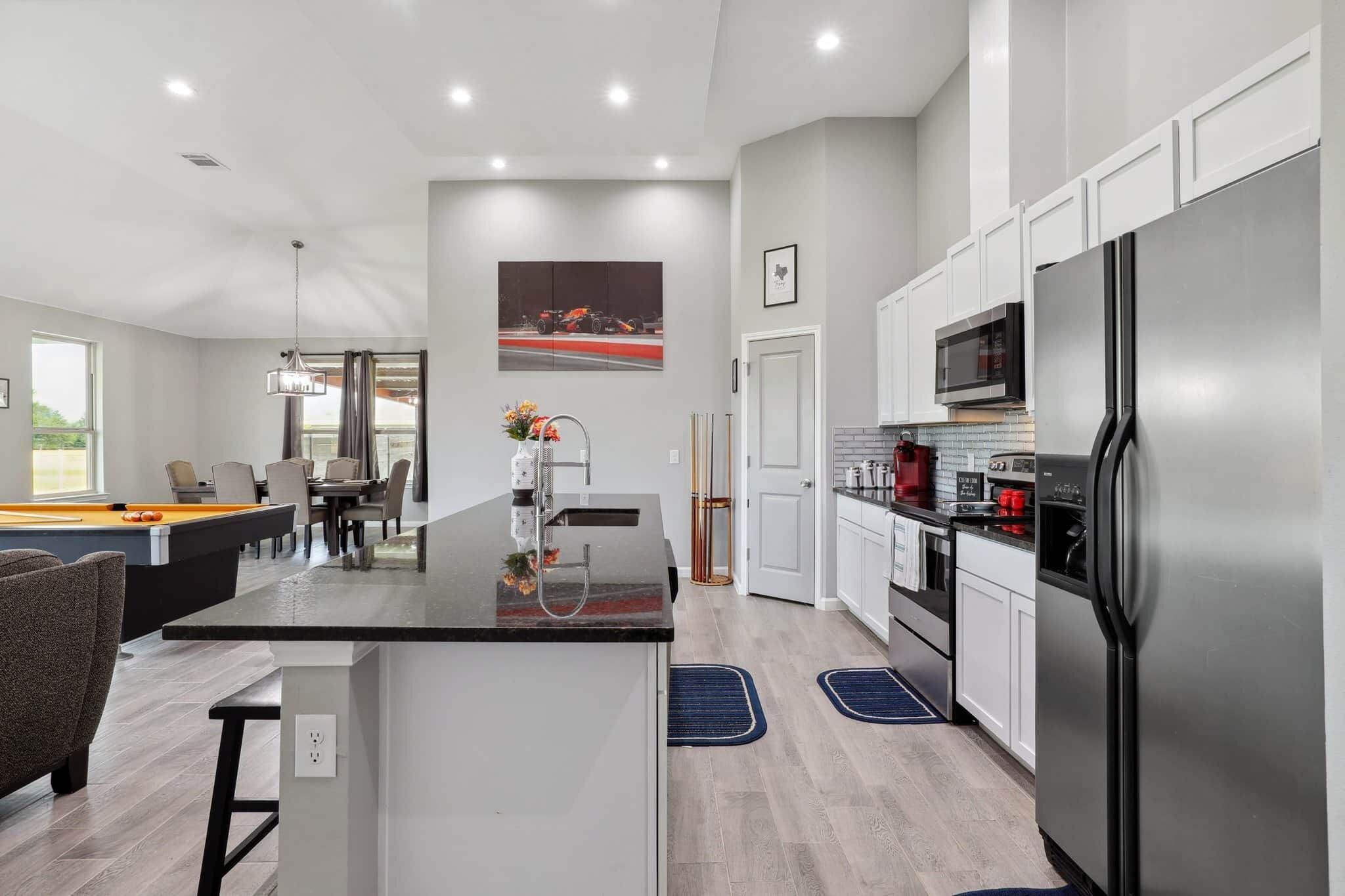 Fridge, stovetop, coffee/tea maker