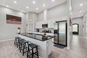 Kühlschrank, Herdplatte, Wasserkocher mit Kaffee-/Teezubehör