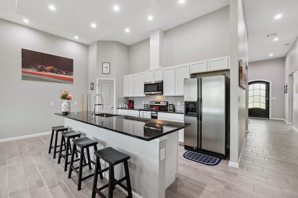 Jääkaappi, liesi, kahvin-/teenkeitin