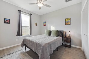 4 bedrooms, WiFi - Modern Escape In Cedar Creek (Cedar Creek)