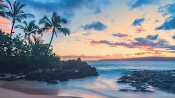 En la playa, camastros y toallas de playa