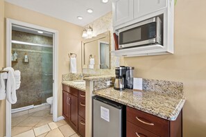 Shower, hair dryer, towels, soap - ON SALE! Cozy Maui Studio With Beach + Pool (Kihei)