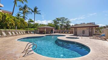Alberca al aire libre y alberca climatizada