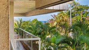A balcony with a view of lush greenery and a clear sky. - ON SALE! Cozy Maui Studio With Beach + Pool (Kihei)