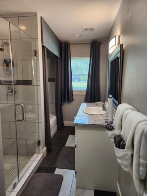 Dusche, Haartrockner, Handtücher, Seife