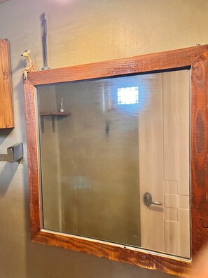 تجهيزات دش، مجففات شعر، مناشف، صابون