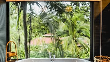 Suite Luxury | Baño | Amenidades de baño gratuitas, secadora de cabello, toallas, jabón
