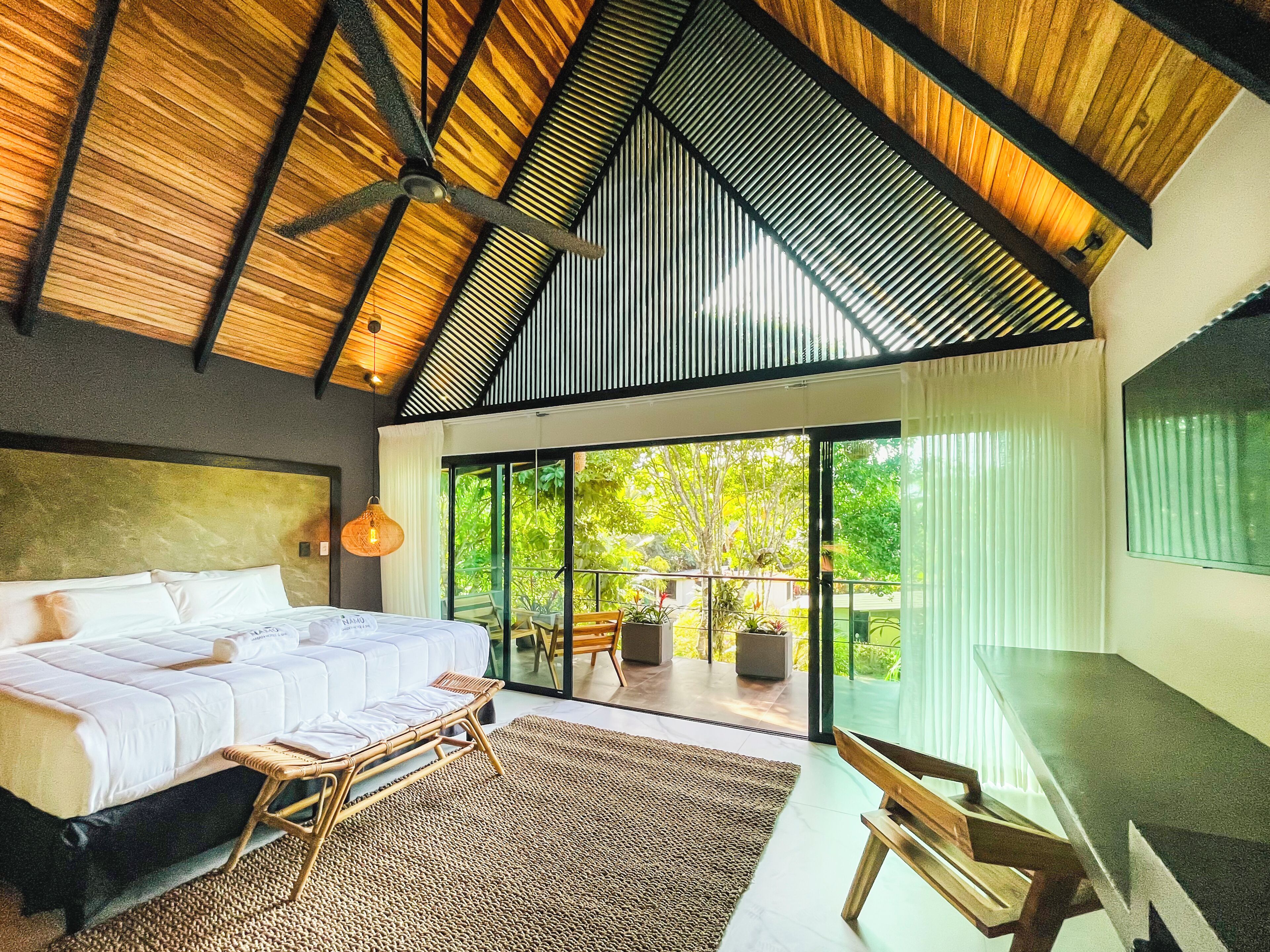 Suite | Premium bedding, down comforters, minibar, in-room safe