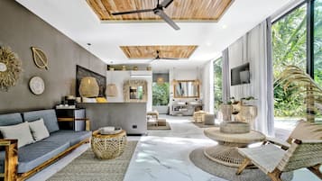 Premium suite, 1 kingsize bed, uitzicht op tuin | Woonruimte | Een 50-inch smart-tv met digitale zenders, Netflix en streamingdiensten