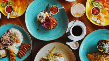 Variedad de platos con frutas, verduras y huevos, sugiriendo un ambiente de desayuno.