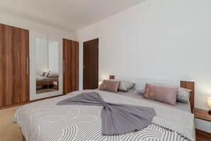 1 bedroom, in-room safe, iron/ironing board, travel crib - A1 – seafront apt. with balcony, 1 min to beach (Trogir)