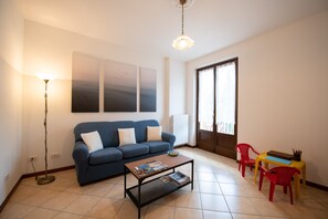 Apartamento Confort | Zona de estar | Televisión de 30 pulgadas con canales digitales